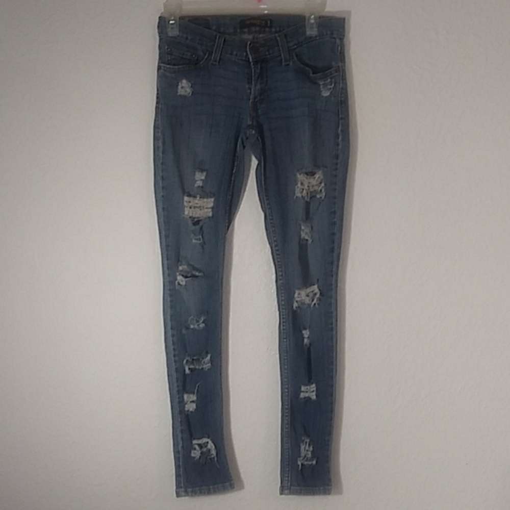 💖 Distressed Levi skinny low rise 💖